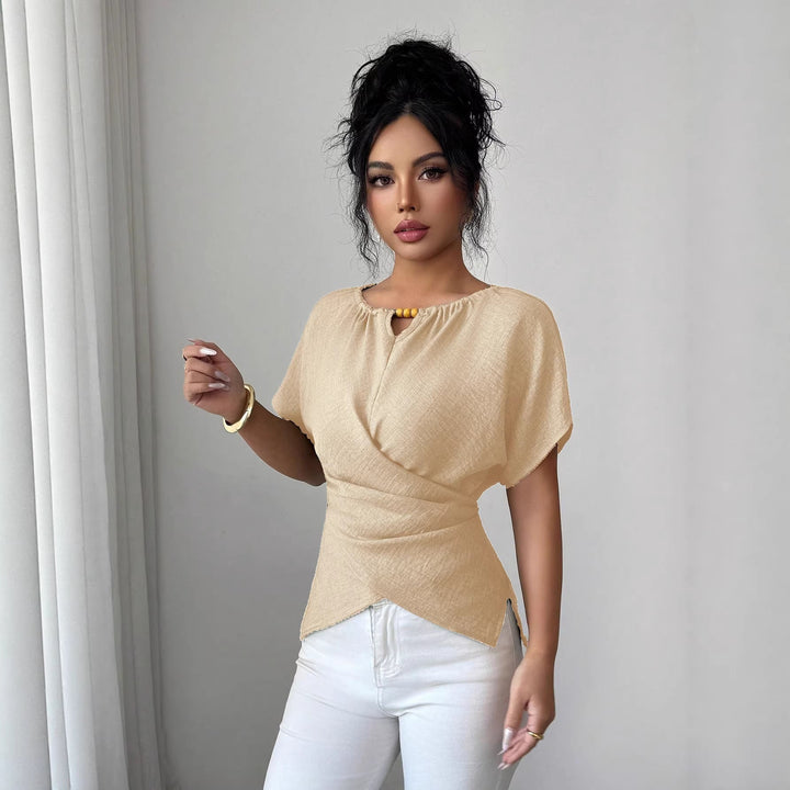 Damen Oberteil mit eleganter Drapierung und tailliertem Schnitt. Das Perlen-Detail & die Schlüsselöffnung wirken sehr schick.