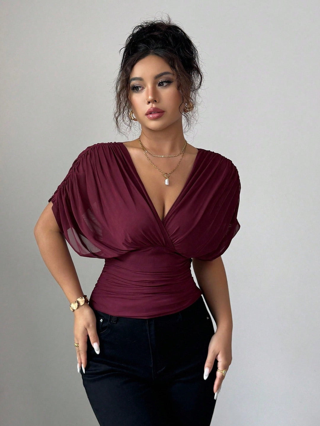 Schmeichelndes Damen Wickel-Top mit V-Ausschnitt & kurzen gerafften Ärmeln, ideal für jeden Anlass.