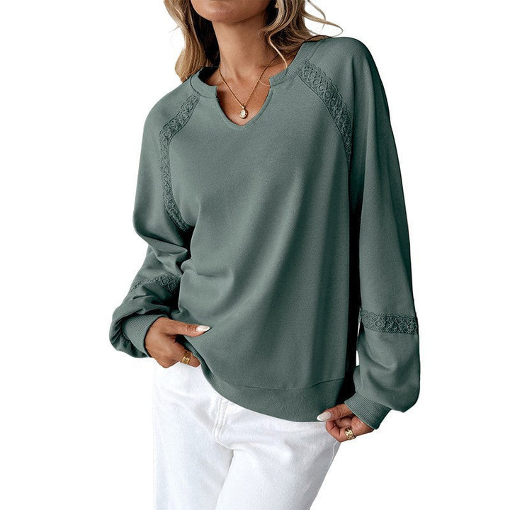 Stylisches Damen Sweatshirt in Schwarz, mit V-Notch, Spitzenapplikationen & voluminösen Ballonärmeln.