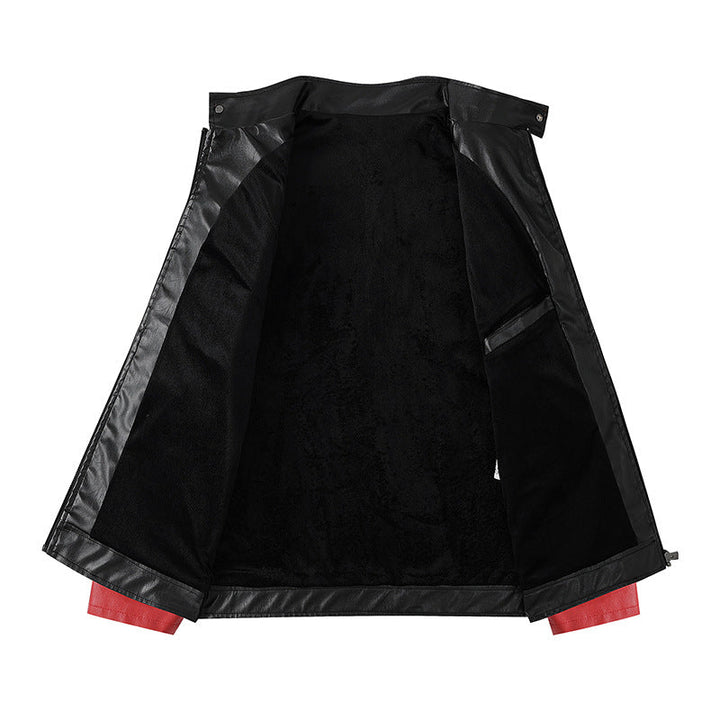 Detail einer schwarzen Herren Bikerjacke: silberne Reißverschlüsse und Brusttaschen, modische Übergangsjacke.