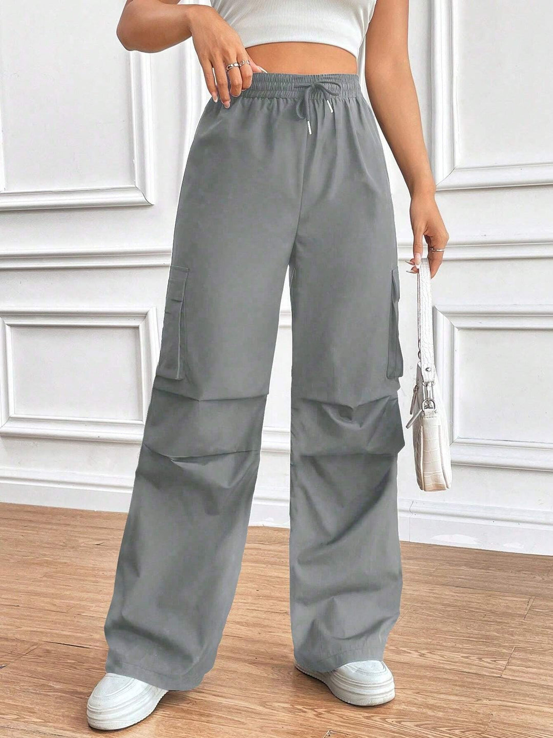 Damen High-Waist Cargo-Hose in weitem Schnitt, mit Klappentaschen & Elastikbund. Modern, bequem für Alltag & Freizeit.