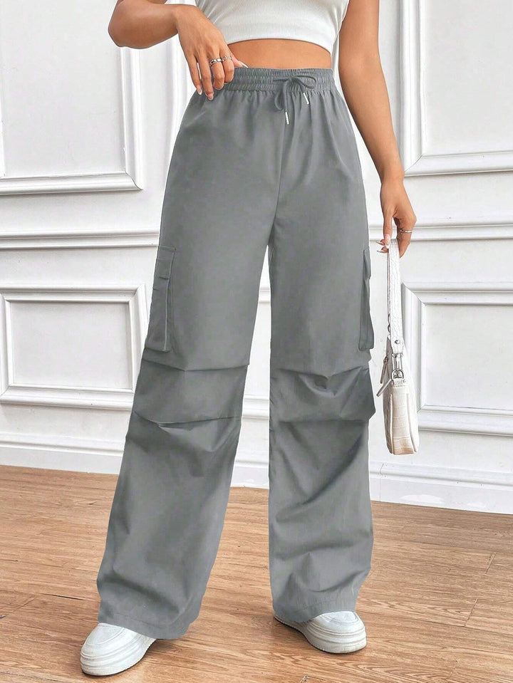 Damen High-Waist Cargo-Hose in weitem Schnitt, mit Klappentaschen & Elastikbund. Modern, bequem für Alltag & Freizeit.