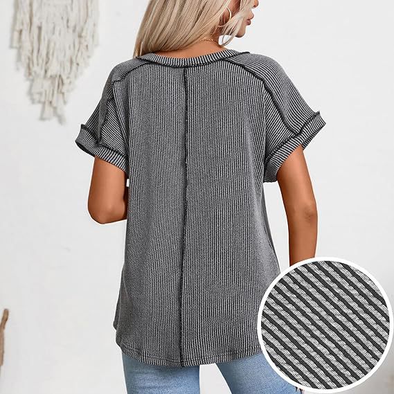 Elegantes Damen Kurzarmtop aus Feinstrick mit V-Ausschnitt und umgeschlagenen Ärmeln, bürotauglich.