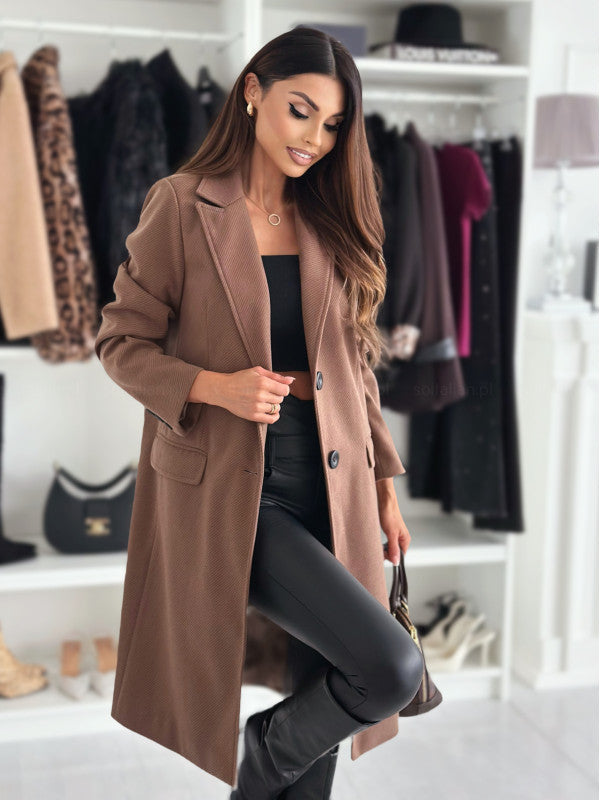 Schwarzer eleganter Damen-Mantel mit klassischem Revers, langer Schnitt, perfekt für den Business-Look oder Freizeit.