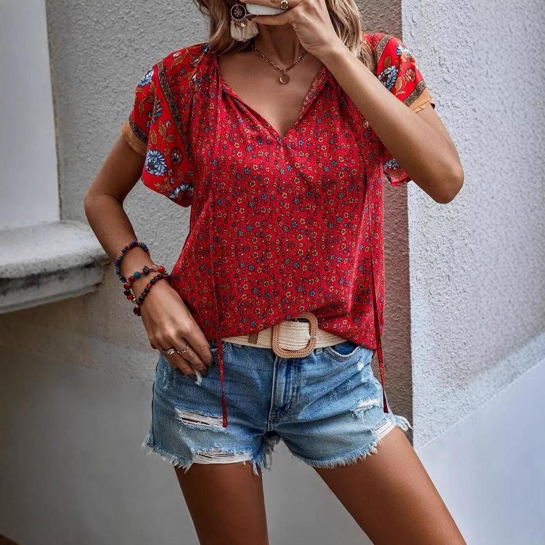 Locker geschnittenes Damen Blusenshirt mit Kimonoärmeln und floralem Print für den Sommer.