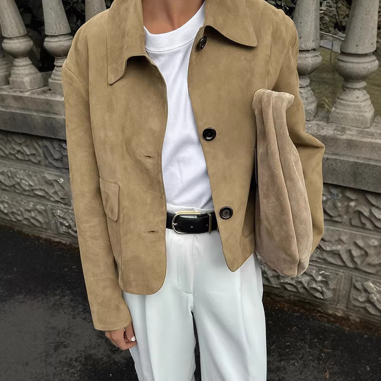 Rückenansicht der eleganten Damen Kurzjacke. Perfekt geschnitten für Business Casual, Freizeit und trendige Mode-Kombinationen.