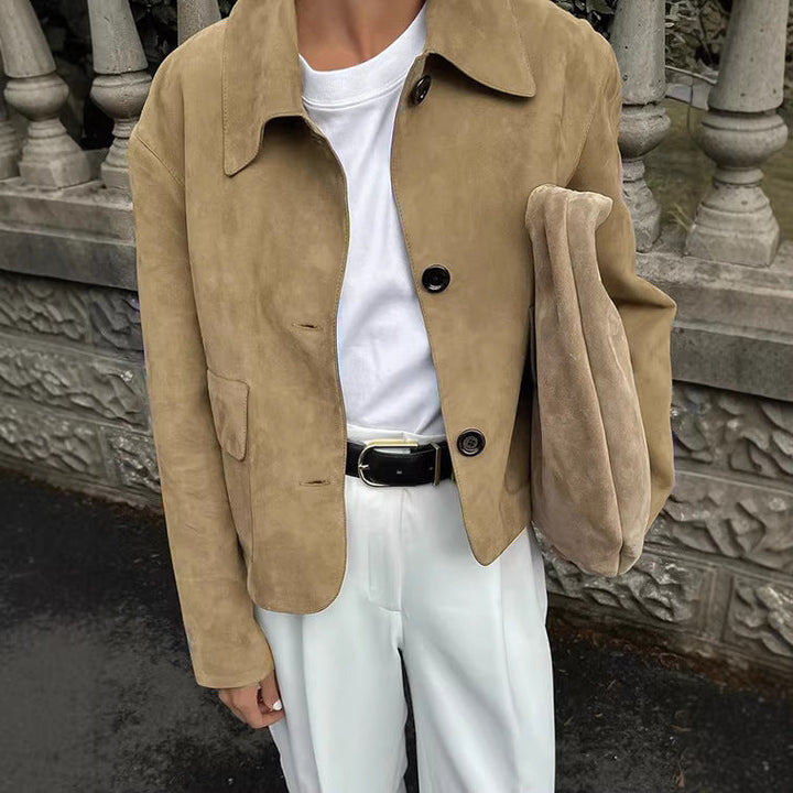 Rückenansicht der eleganten Damen Kurzjacke. Perfekt geschnitten für Business Casual, Freizeit und trendige Mode-Kombinationen.