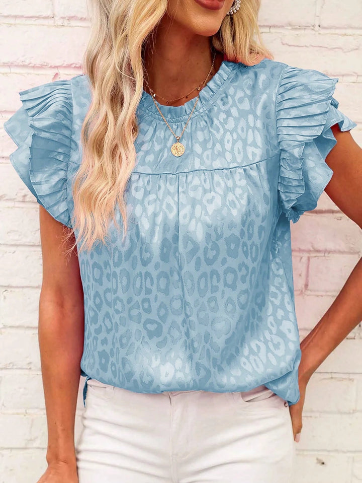 Feminine Damenbluse mit trendigem Leoprint und eleganten Plissee-Volantärmeln, perfekt für Freizeit & Büro.