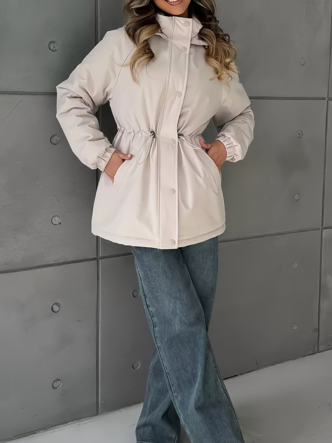 Praktische Damen Allwetterjacke mit Kapuze, bietet Schutz vor Wind und Regen für aktive Tage.