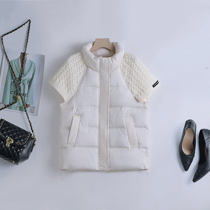 Modische Damen Steppweste mit gestrickten Schulterpartien und warmem Stehkragen, perfekt für Layering im Winter.