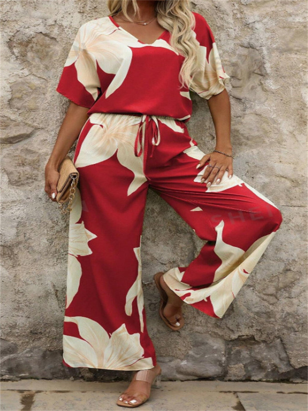 Femininer Damen Hosenanzug mit Blumenmuster, perfekt für luftige Sommerlooks und Urlaubsfeeling.