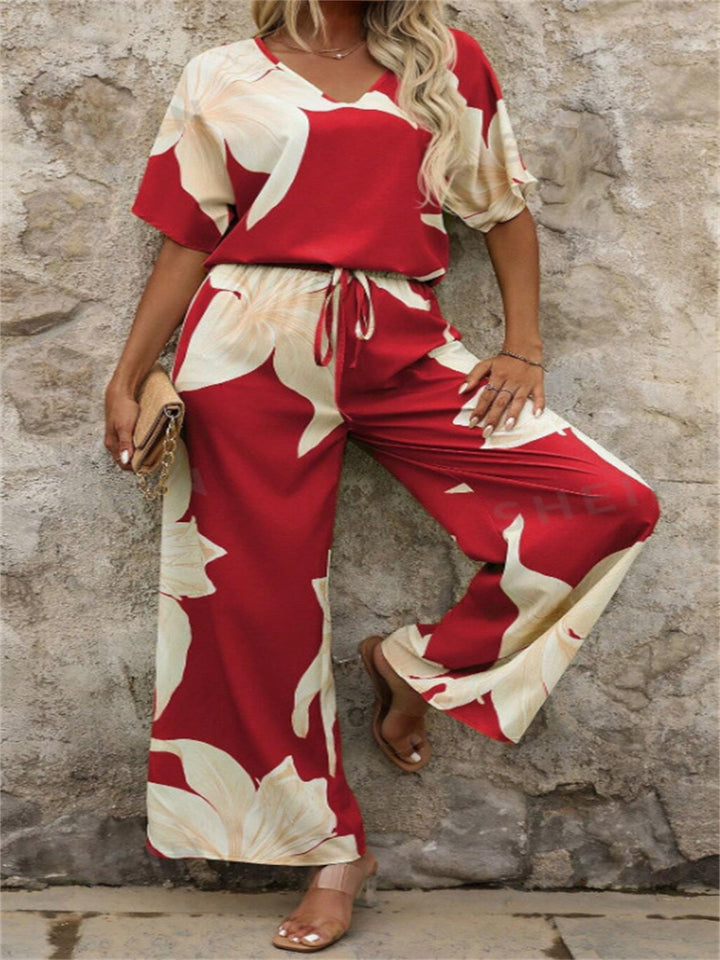 Femininer Damen Hosenanzug mit Blumenmuster, perfekt für luftige Sommerlooks und Urlaubsfeeling.
