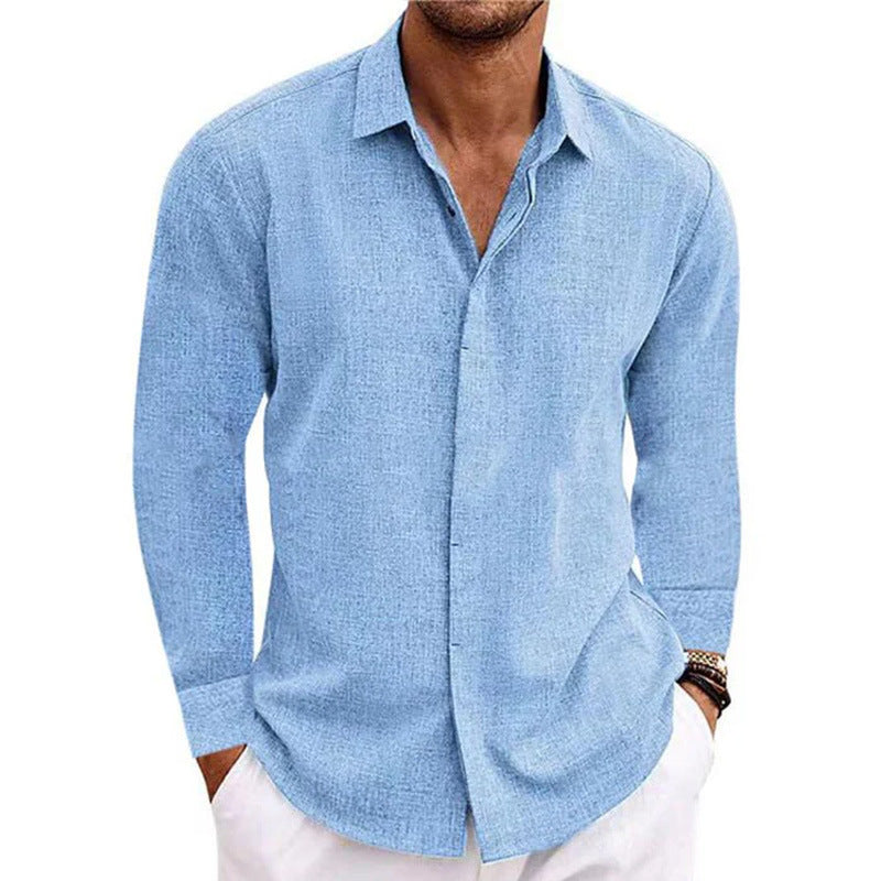Detailaufnahme des Kentkragens und der Knopfleiste an einem eleganten Herren Langarmhemd.