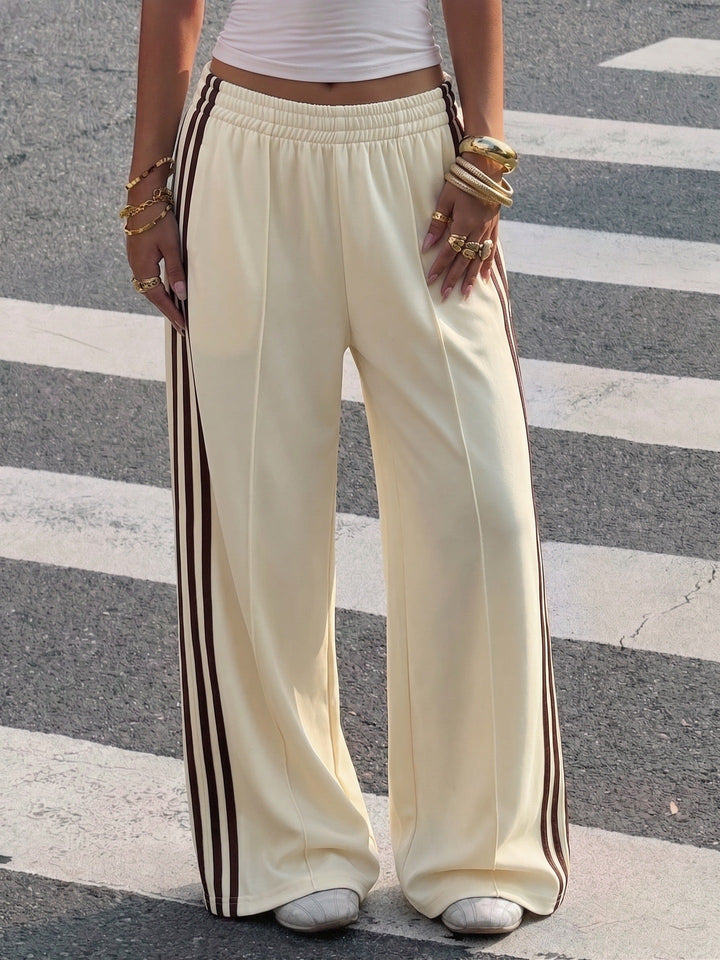 Casual weite Damen Freizeithose mit Seitenstreifen, ideal für entspannte Stunden zuhause und unterwegs.