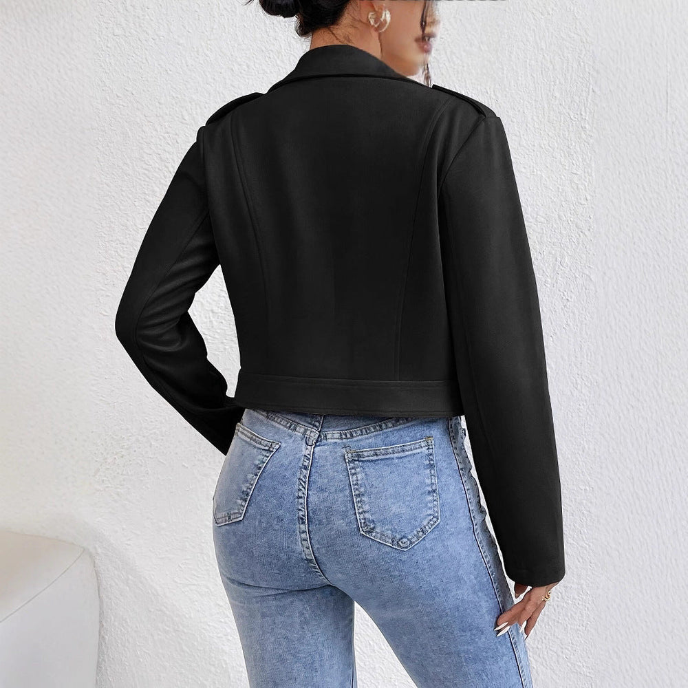 Trendige Leder-Look Bikerjacke für Damen in Schwarz. Stilvolle Übergangsjacke für elegante oder lässige Outfits.