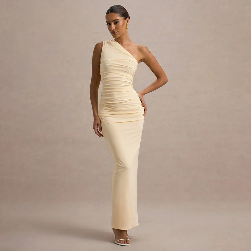 Fließendes Damen Sommerkleid, schulterfrei und lang, mit Rüschensaum und figurbetonter Linie, sehr feminin.