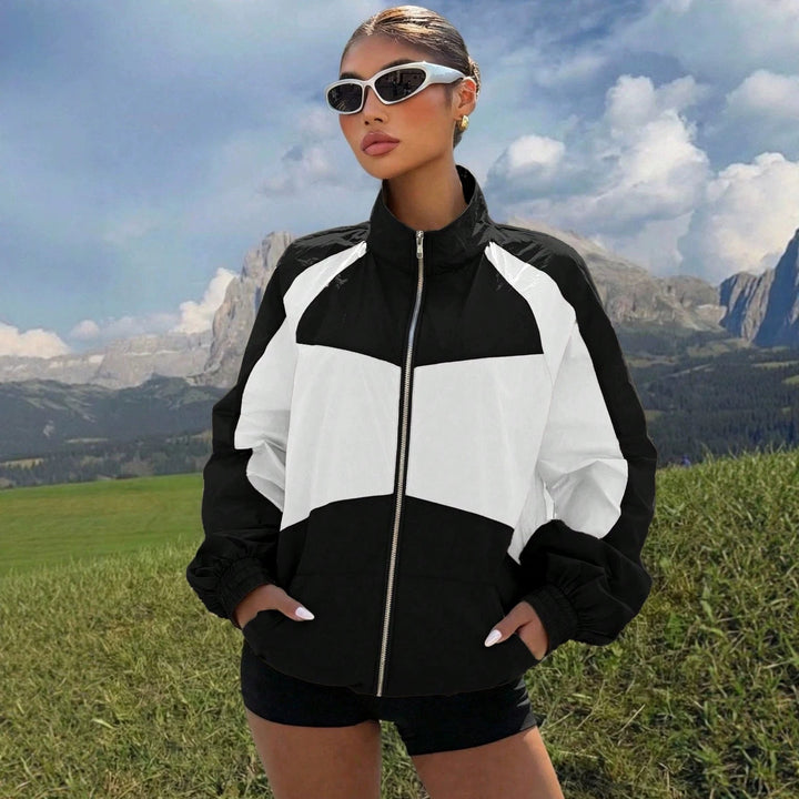 Bequeme Damen Übergangsjacke im Windbreaker-Stil, leicht, mit Stehkragen und Farbblöcken für Outdoor & Alltag.