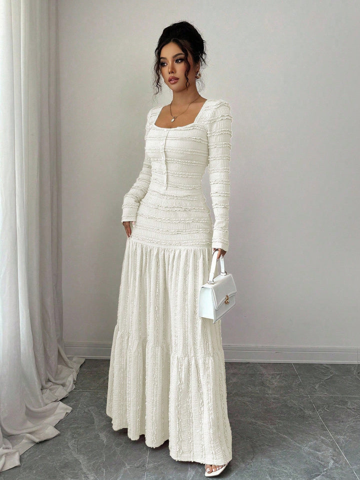 Damen Abendkleid, lang & figurbetont. Strukturiertes Design mit quadratischem Ausschnitt und Knopfleiste für Anlässe.