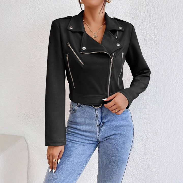 Modische, schwarze Damen Bikerjacke im Slim-Fit Leder-Look. Vielseitige Jacke mit Reißverschluss für Casual & elegant.