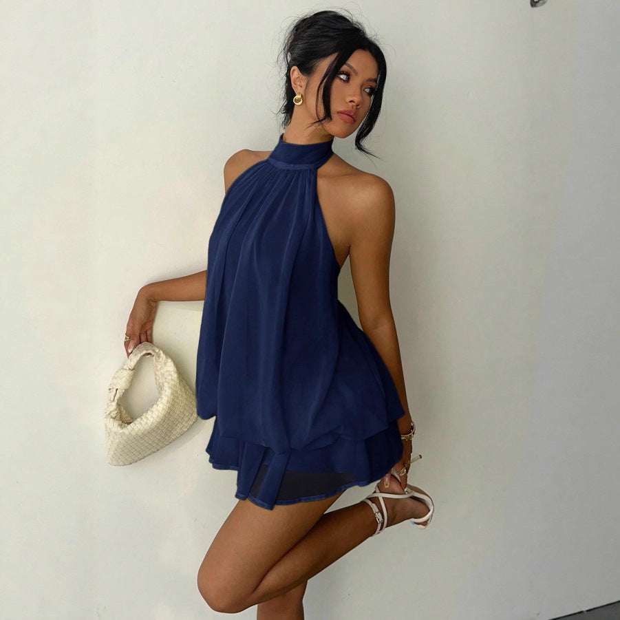 Stylischer ärmelloser Damen Playsuit mit Stehkragen und gerafften Stufen-Shorts für Sommer und Freizeit.
