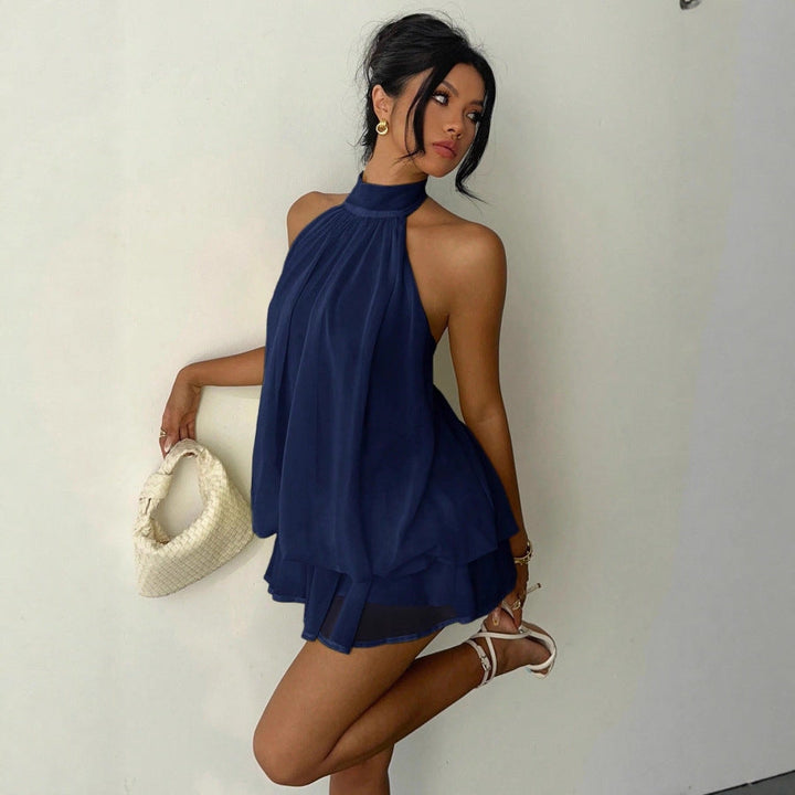 Stylischer ärmelloser Damen Playsuit mit Stehkragen und gerafften Stufen-Shorts für Sommer und Freizeit.