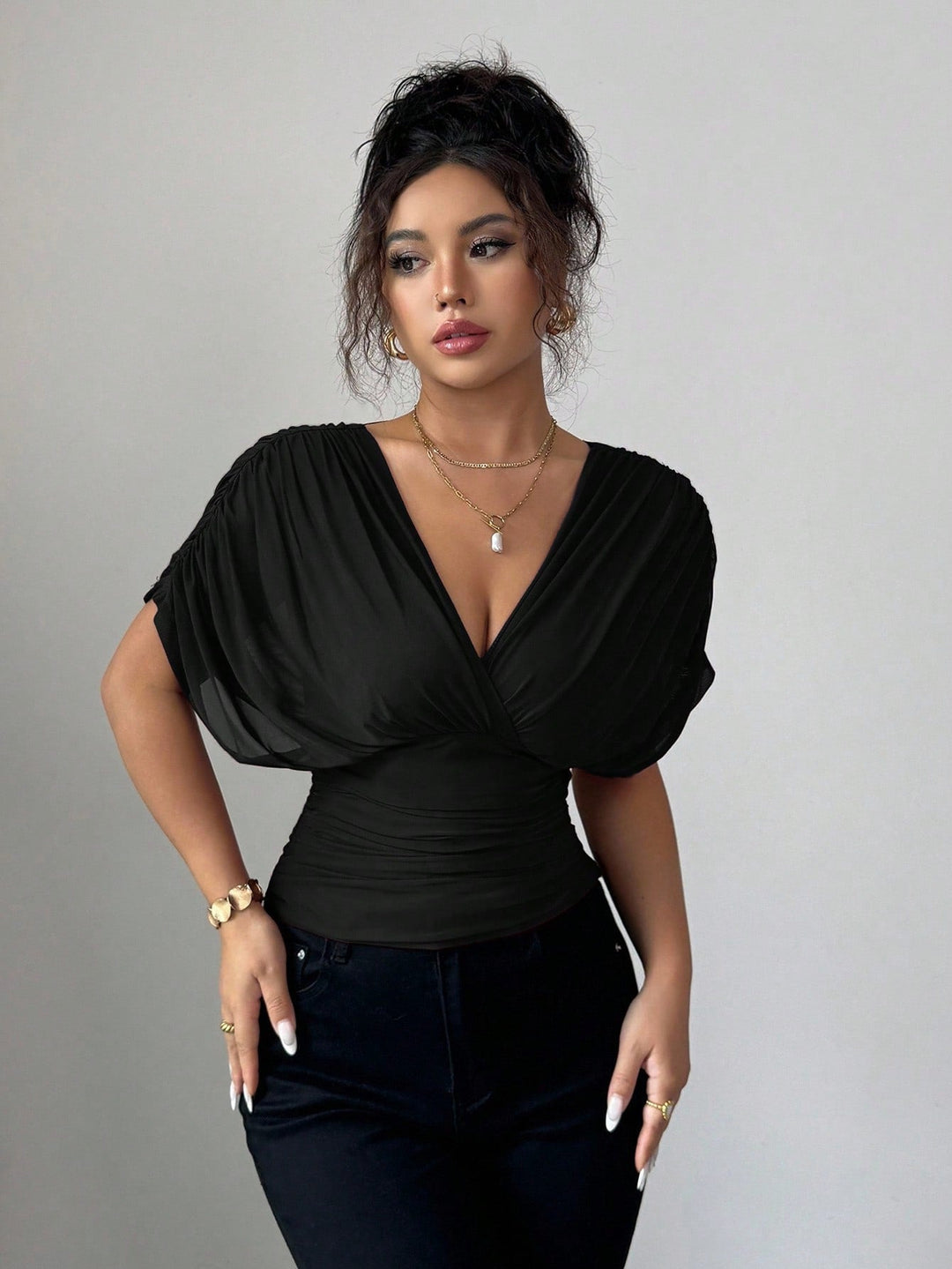 Stylisches Damen Wickel-Top, perfekt für Abendmode oder Business-Casual, V-Ausschnitt & geraffte Ärmel.