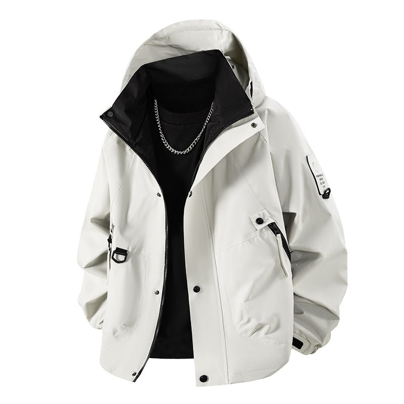 Detailaufnahme der hochsichtbaren Herren Funktionsjacke. Zeigt Reißverschlüsse und hochwertige Verarbeitung.
