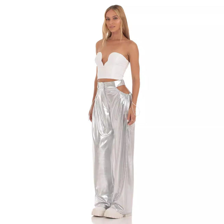 Elegante, glänzende Baggy-Hose für Damen. High-Waist Design mit Cut-Outs, perfekt als Partyhose oder Freizeithose.
