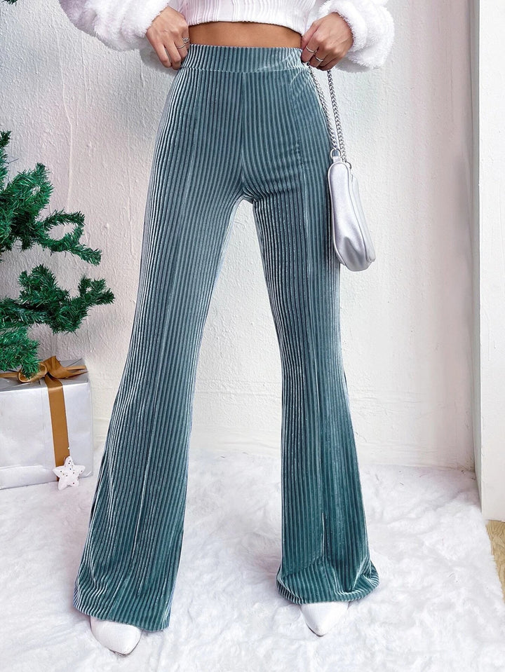 Warme Wintermode: hochtaillierte Ripp-Hose mit weitem Bein, bequem und stylisch für kühle Tage.