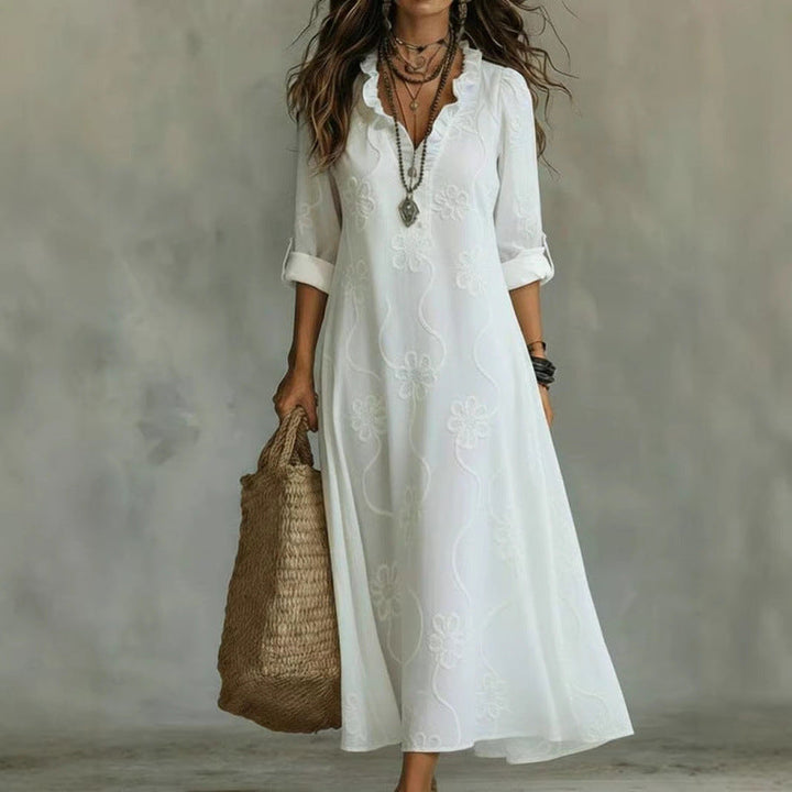 Detailaufnahme der feinen Blumenstickerei auf dem Boho Maxikleid für Damen. Zeigt Qualität & Design.