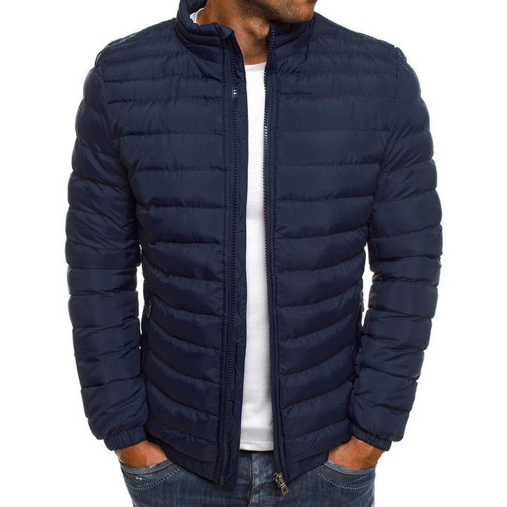 Vielseitige Herren Übergangsjacke, wasserabweisend & atmungsaktiv. Geeignet für Alltag und Outdoor.