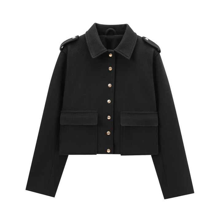 Model trägt elegante schwarze Damen Kurzjacke mit Pattentaschen, passend für Casual & Chic.