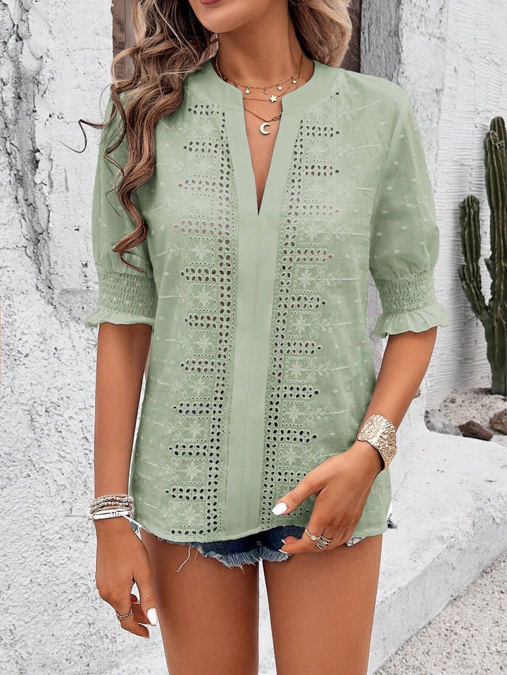 Damen Boho-Tunika mit eleganter Broderie Anglaise, 3/4-Ärmeln & V-Ausschnitt in Fuchsia, Weiß, Blau oder Grün.