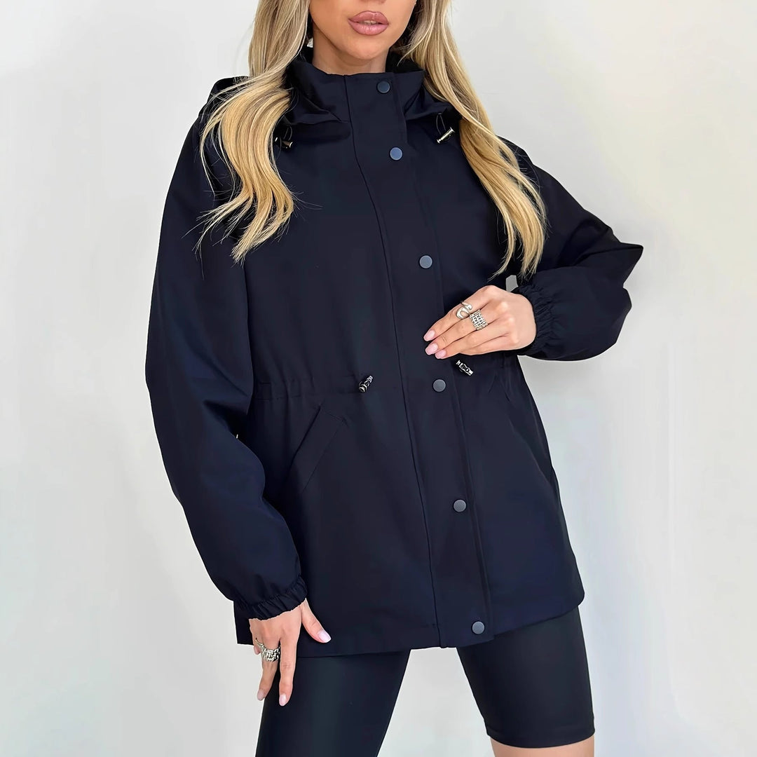 Leichte Damen-Übergangsjacke, perfekt für Outdoor-Abenteuer. Atmungsaktiv, wasserabweisend und bequem.