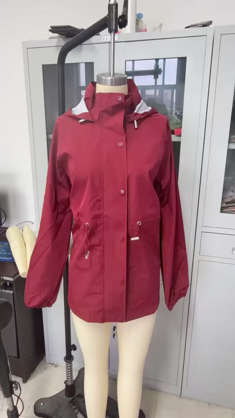 Aktive Frau trägt leichte, moderne Damen Funktionsjacke beim Wandern. Atmungsaktiv und wasserabweisend.