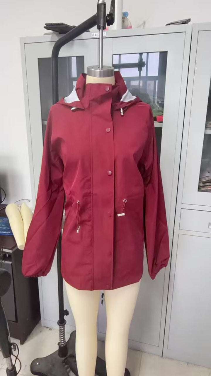Aktive Frau trägt leichte, moderne Damen Funktionsjacke beim Wandern. Atmungsaktiv und wasserabweisend.