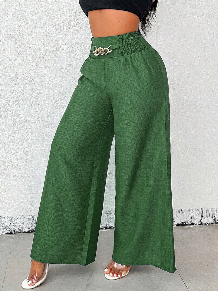 Luftige Damen-Palazzo-Hose mit hohem Smokbund, lockerem Schnitt & modernem Kettendetail. Perfekte Sommer-Freizeithose.