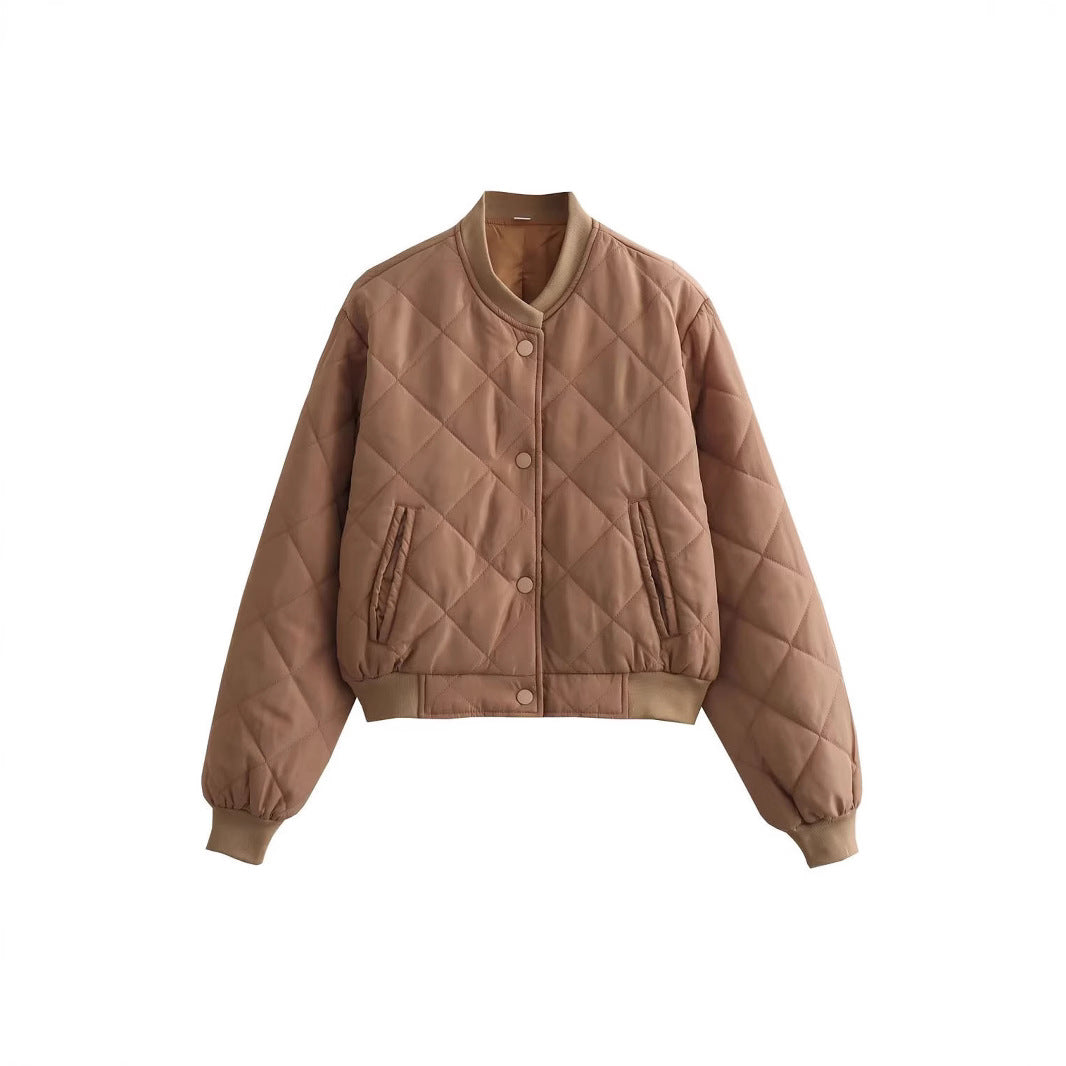 Rückansicht der gemusterten Damen Steppjacke. Bequeme Übergangsjacke für elegante Outdoor-Looks im Herbst.