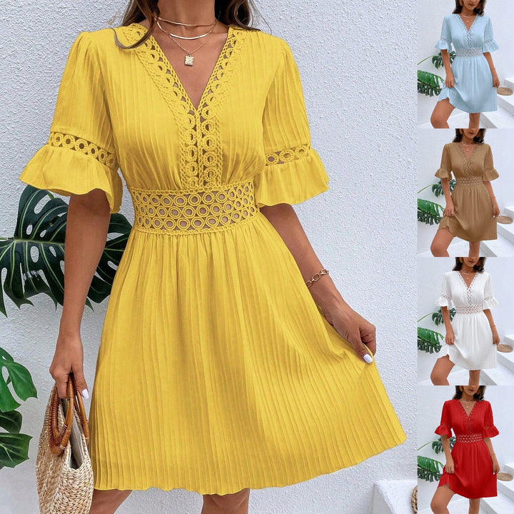 Damen Plissee Midikleid mit elegantem Spitzeneinsatz, V-Ausschnitt & Volantärmeln. Ideal für Sommer & Urlaub.