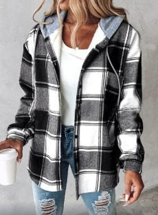 Feminine Kapuzenjacke mit Karomuster. Lässig und elegant für verschiedene Anlässe im Herbst.