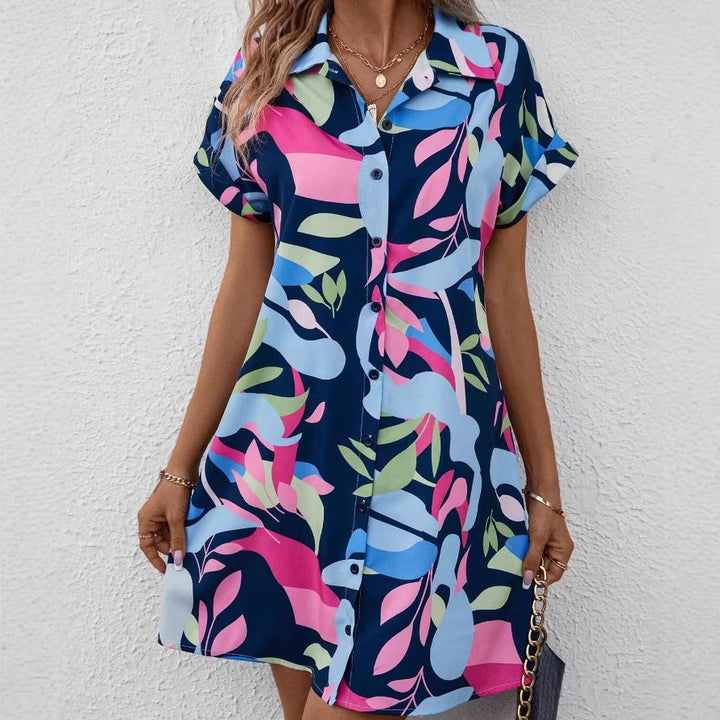 Sommerliches Damen Hemdblusenkleid mit Reverskragen, farbenfrohem Blumenprint & bequemem Schnitt.