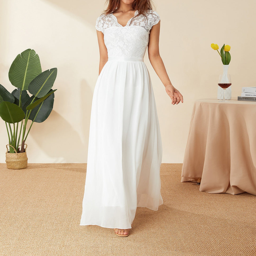 Detailaufnahme: Elegantes Damen Spitzenkleid mit raffiniertem V-Ausschnitt und zarten Spitzendetails.
