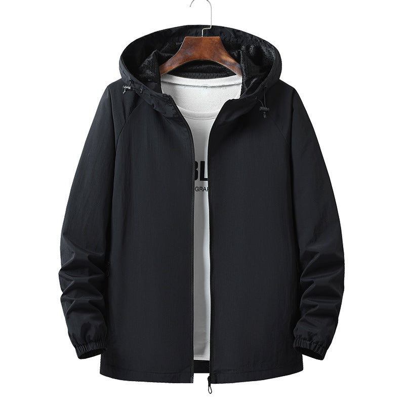 Leichte Herren Windjacke mit Kapuze in Rot, strapazierfähig & atmungsaktiv für aktive Männer.
