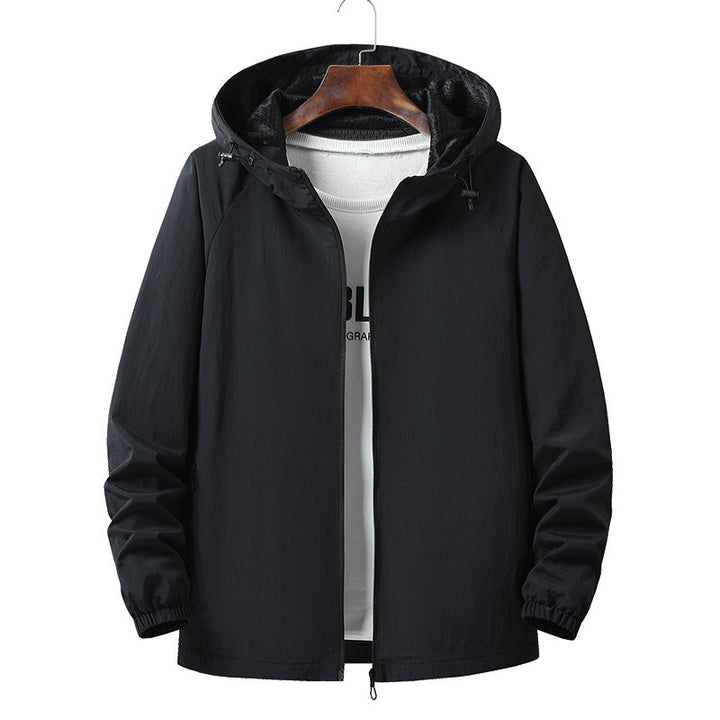 Leichte Herren Windjacke mit Kapuze in Rot, strapazierfähig & atmungsaktiv für aktive Männer.