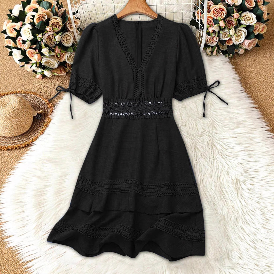 Luftiges Strandkleid für Damen mit V-Ausschnitt, zarter Häkelspitze & verspielten Puffärmeln für den Sommer.