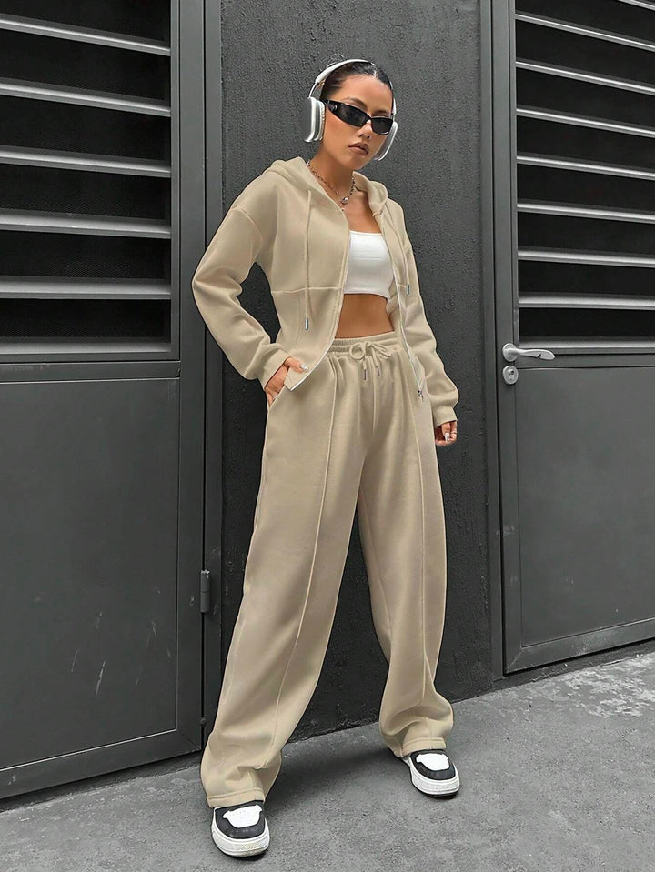 Vielseitiger Damen Freizeitanzug: Warmer Zipphoodie & weite Jogginghose, ideal für Reisen & Komfort.