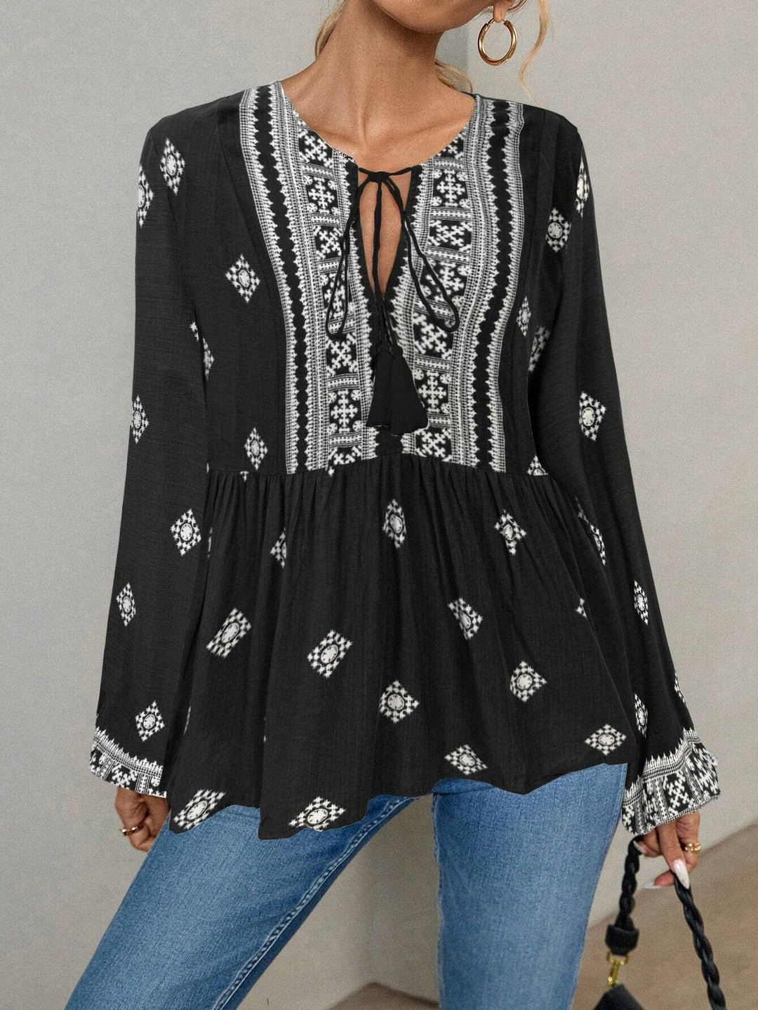Elegante Damen Bluse im Boho-Stil, bestickt, mit Quasten und modischem Stufensaum. Ideal für Frühling/Sommer.