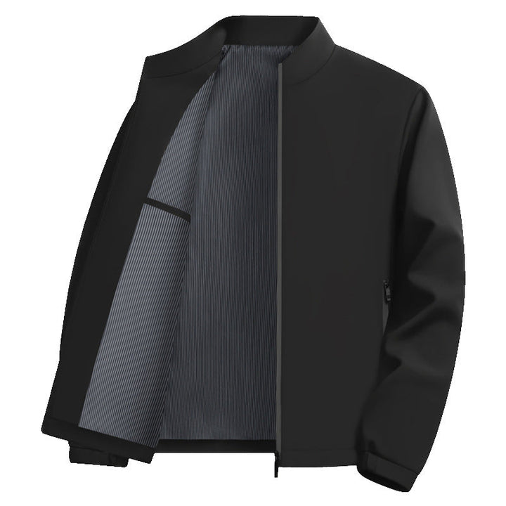 Detailansicht: Reißverschluss und Taschen der bequemen Herrenjacke. Funktionale, stilvolle Übergangsjacke.