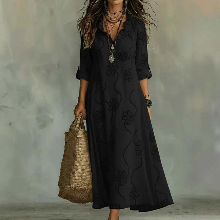 V-Ausschnitt Detail am Damen Boho Maxikleid. Zeigt die elegante Halslinie & Blumenstickerei im Brustbereich.