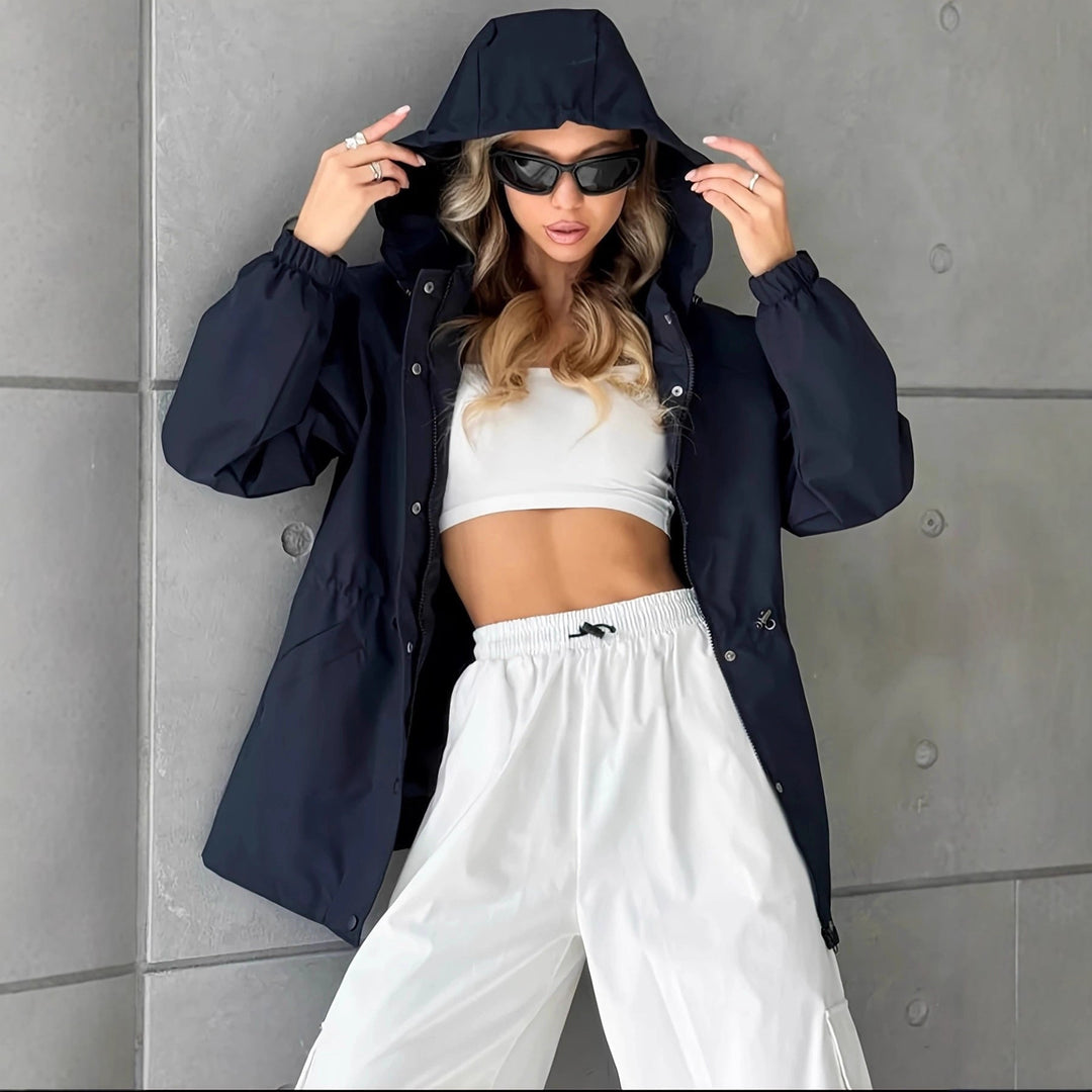 Wasserabweisende, atmungsaktive Damen Funktionsjacke mit Kapuze. Ideal für Wanderungen bei jedem Wetter.
